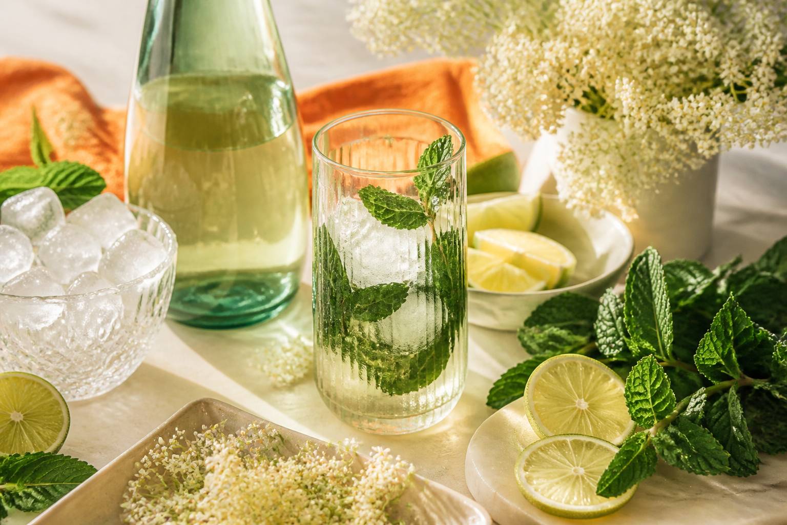 Ingrédients du cocktail Hugo avec prosecco, sureau et menthe