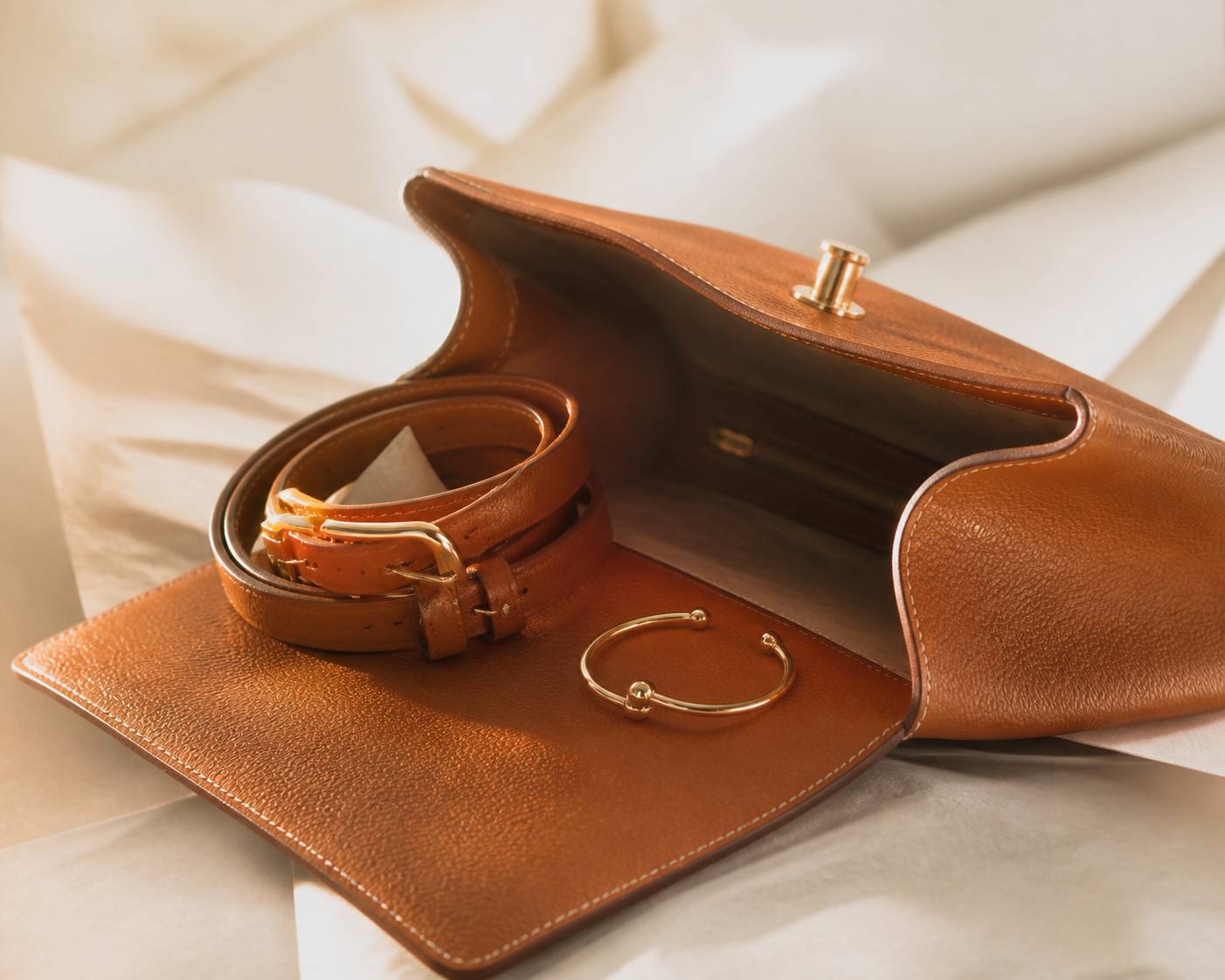 Sac en cuir ouvert avec ceinture assortie et bijou discret