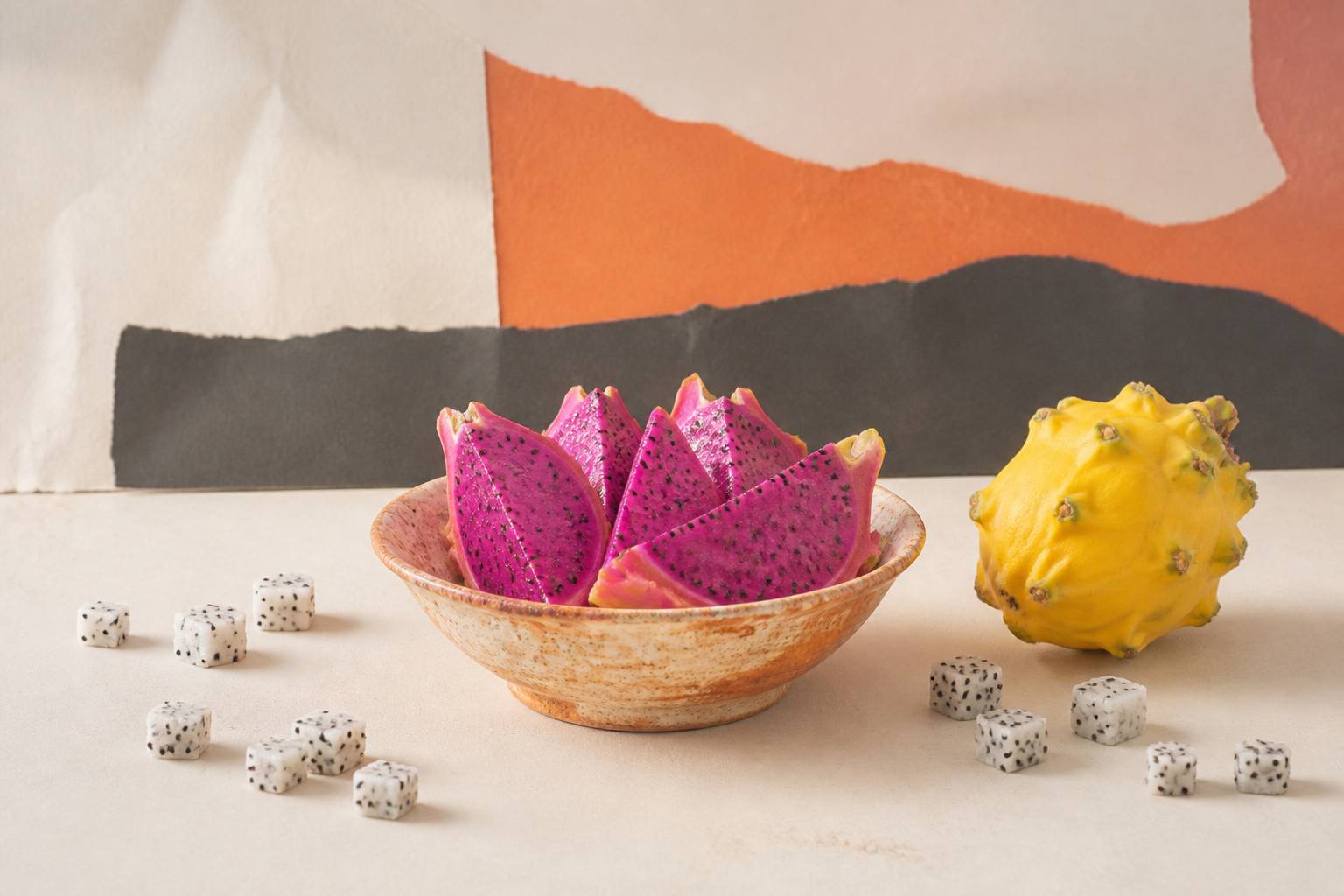Quartiers de pitaya roses dans un bol en céramique avec fruit jaune entier