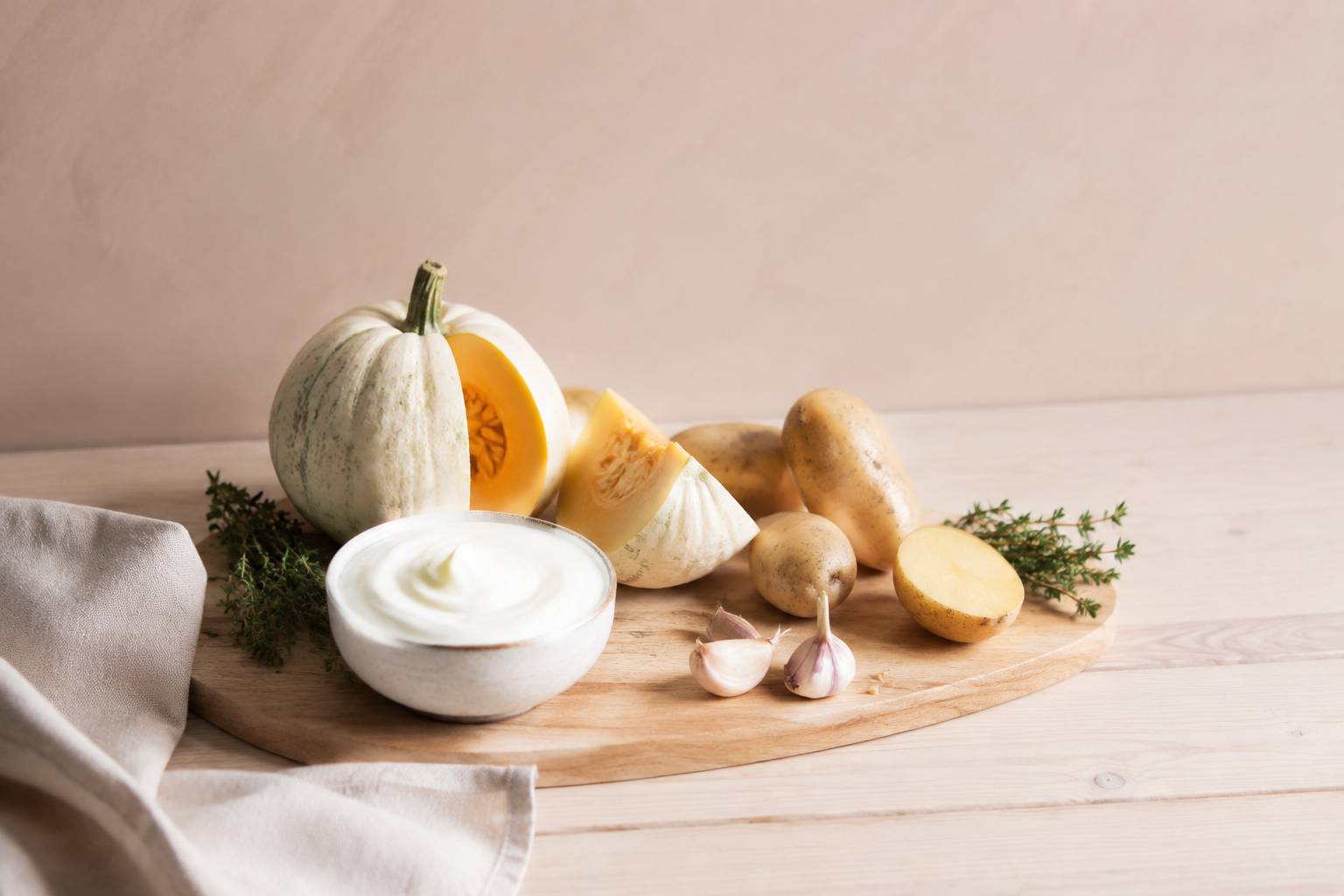 Mascarpone sans étiquette et légumes doux réunis sur une planche pour un velouté crémeux